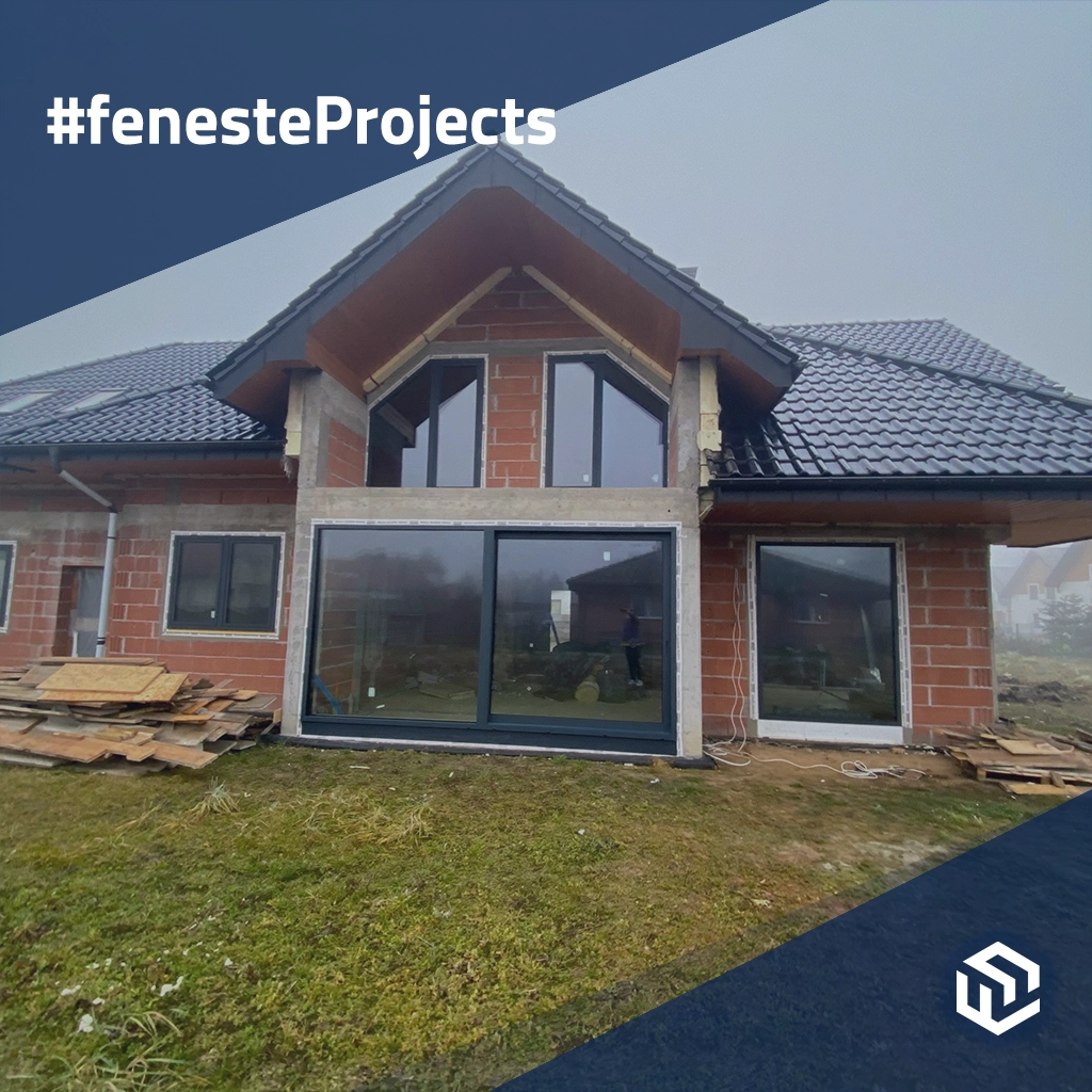 Grande maison aux fenêtres trapézoïdales anthracites projets profiles-de-fenetre aluminium aliplast genese-75 