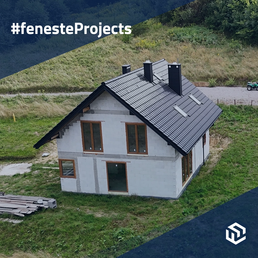 Petite maison sous la forêt avec des fenêtres brunes 🎥 projets portes-dentree aluminium   