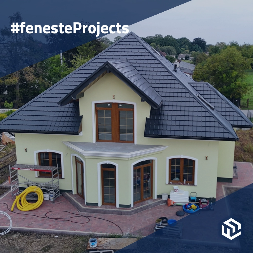 Maison de style classique avec des croisillons dorés 🎥 projets profiles-de-fenetre pvc veka  